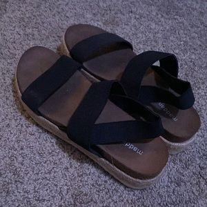 Cute platformed sandals! Barely worn, and are comfortable!